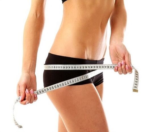 Messung der Hüften nach dem Training zur Gewichtsreduktion